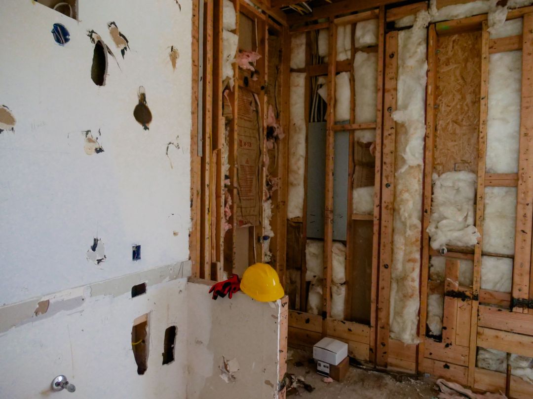 Entkernter Innenraum mit offenem Ständerwerk, Dämmung und freiem Bodenaufbau.